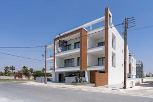 拉纳卡Yasou 1- Bedroom Apartment in Larnaca的街道拐角处的公寓楼