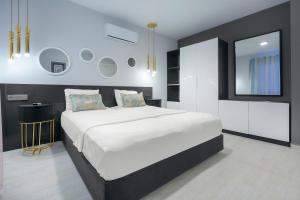 阿拉尼亚拜拉姆公寓酒店 的卧室配有一张白色大床和镜子