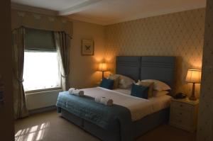 莫尔登博重小酒馆酒店的一间卧室设有一张大床和一个窗户。