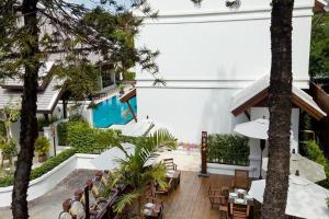 清迈桑帕科伊别墅的户外庭院设有游泳池和桌椅。