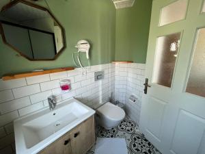 格克切达镇Akar Butik Otel的一间带水槽、卫生间和镜子的浴室