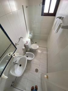 Aldea QuintanaHostal Carlos III的浴室设有2个卫生间、水槽和浴缸。