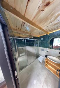 贾马里海姆森Kaledome Orman evleri的带淋浴、卫生间和盥洗盆的浴室