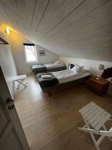 维斯比Visby City Apartments S:t Hansgatan的阁楼间 - 带两张床和椅子