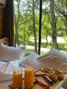KʼareliLightwood cabins的托盘食物和两杯橙汁
