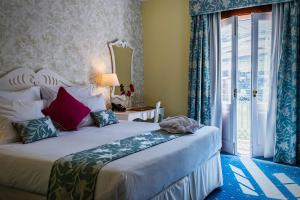 皮尼昂杜罗复古之家酒店的一间卧室设有一张大床和一个窗户。