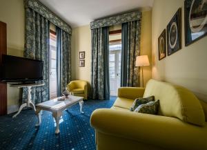 皮尼昂杜罗复古之家酒店的客厅配有黄色的沙发和桌子