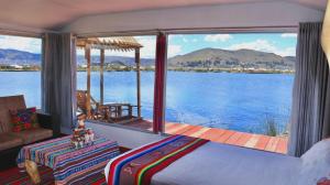 普诺Titicaca Sariri Lodge的卧室享有水体美景