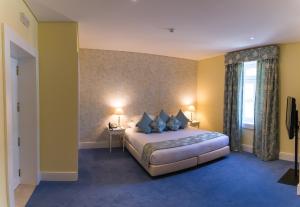 皮尼昂杜罗复古之家酒店的酒店客房设有床和窗户。