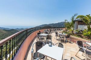 奥亨Hotel Wellness Marbella Hills的阳台上的一排桌椅