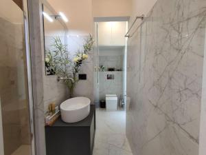 阿斯蒂Appartamento Portici Rossi- Centro Storico的浴室配有卫生间、盥洗盆和淋浴。