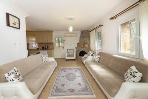 居吕克Refreshing Villa near Milas-Bodrum Airport的客厅配有沙发和桌子