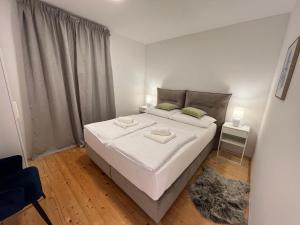 皮萨克Villa Stina的卧室配有一张白色大床