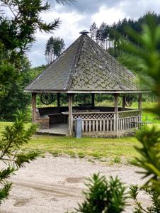 希恩Koselig hytte langs elven的木质凉亭,位于田野,