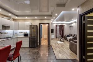 利沃夫Viktoria Garden apartment的厨房以及带不锈钢冰箱的起居室。