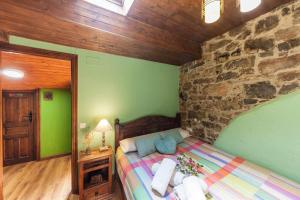 拉普拉萨Montegrande entorno mágico rodeado de montañas的一间卧室设有一张床和石墙