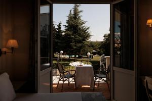 托雷洛多内斯托雷洛多内斯派克斯酒店的客房设有带桌椅的阳台。