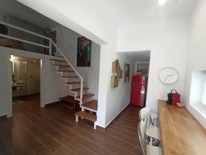 帕拉塔蒙Cosy loft的一间带螺旋楼梯的客厅和一间厨房