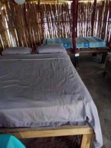 Arritupo Número DosGunayar amazing的一间位于稻草小屋的卧室,配有两张床