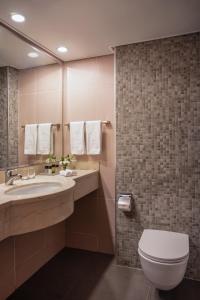 埃拉特埃拉特丹帕诺拉玛酒店的一间带卫生间和水槽的浴室