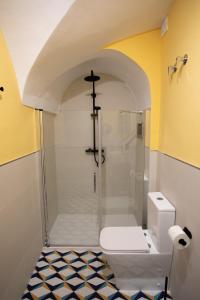 卡塞雷斯Apartamento Baluarte de los Pozos的带淋浴和白色卫生间的浴室