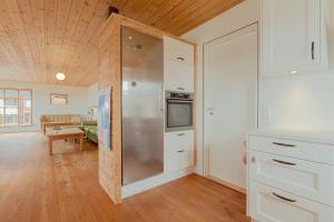 Nordic Serenity - Amazing Sea And Mountain View的厨房设有通往客厅的门