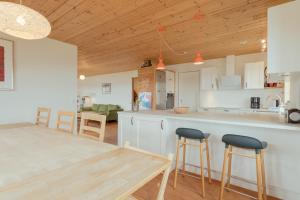 Nordic Serenity - Amazing Sea And Mountain View的一间厨房和带木制天花板的用餐室