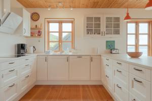 Nordic Serenity - Amazing Sea And Mountain View的厨房配有白色橱柜和木制天花板