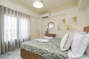 扎金索斯镇Ex Animo - Luxury Apartments的卧室配有带白色枕头的大床