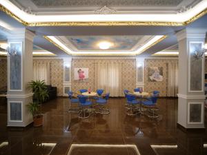 培拉特Hanna & Solei Hotel的一间设有蓝色椅子和天花板的会议室