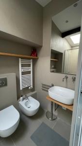韦内雷港Seafront rooftop flat w/ terrace的浴室配有白色卫生间和盥洗盆。