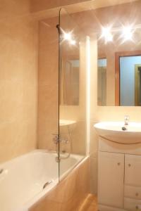 阿林萨尔Vista Arinsal Apartments的带淋浴和盥洗盆的浴室