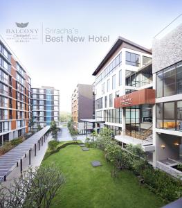 是拉差是拉差阳台庭院公寓式酒店及服务式公寓的城市中最好的新酒店 ⁇ 染