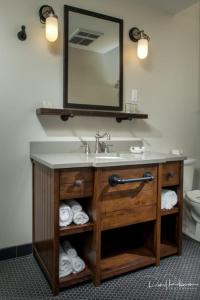 Saint PaulWestern Front Hotel的一间带水槽和镜子的浴室