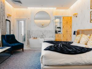皇家滕布里奇韦尔斯SPA酒店的卧室配有1张床、浴缸和镜子