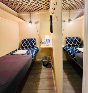 纽约New York Spirit Retreats HOSTEL的小房间设有两张床和一张桌子