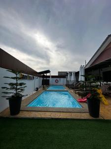 波德申Reco Villa Private Pool 4 Bedrooms@ Taman Mayung Teluk Kemang Port Dickson的一座大型游泳池,位于大楼旁边