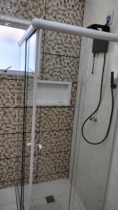 普雷图河畔圣若泽Wana casa 1 Requinte e conforto的带淋浴的浴室,带玻璃门