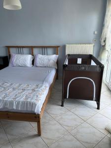 尼亚米卡尼奥纳Family Garden的一间卧室配有一张床和一个床头柜