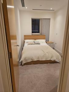 克罗伊登Santina Apartments的一间卧室设有一张大床和窗户