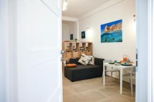 希拉Granello di Sabbia - Chianalea di Scilla的客厅配有沙发和桌子
