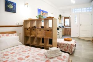 希拉Granello di Sabbia - Chianalea di Scilla的带卧室、床和厨房的客房
