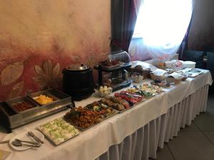 桑多梅日Rezydencja Królewska的一张包含多种不同食物的自助餐桌