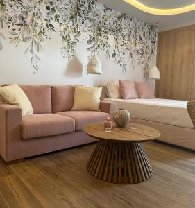 路特奇Loutraki Flamingo Feather的客厅配有沙发和桌子