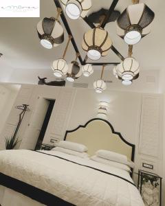 圣费利切-奇尔切奥AMAREA Exclusive Suites的卧室配有一张带灯的白色大床