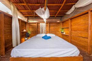 奥尔沃克斯岛Skycamp Camping Holbox的木墙客房内的一张大床