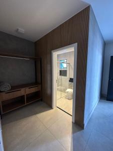 阿拉沙Hotel Cidade Araxá的一间带卫生间和滑动玻璃门的浴室
