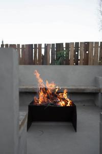 瓜达鲁佩镇Casa Michaus Valle de Guadalupe的板凳前方盒子里的火