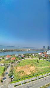 下龙湾Homestay Bai Chay Ha Long ( Ocean View)的水体旁公园的空中景观