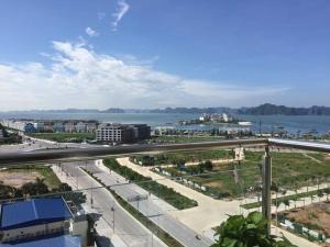 下龙湾Homestay Bai Chay Ha Long ( Ocean View)的享有城市与道路和水景